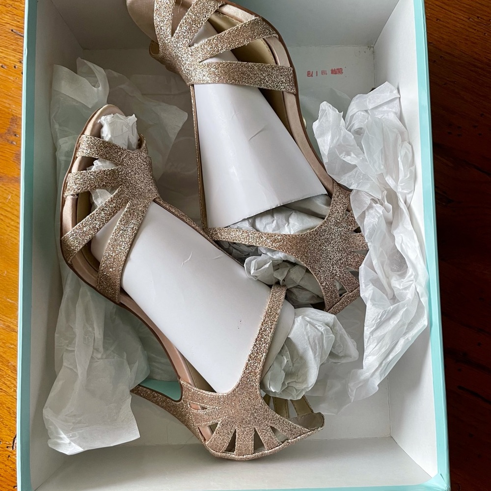 Size 7 FAB. Betsy Johnson heels.